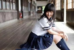 校服美女吃瓜视频,校服美女的甜蜜瞬间