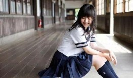 校服美女吃瓜视频,校服美女的甜蜜瞬间