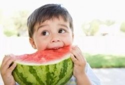 不让孩子吃群众一口瓜,杜绝孩子误食瓜果风险