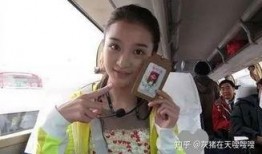 女子吃瓜听导游