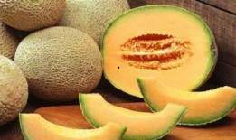 江西女子吃哈密瓜,美味又营养！