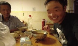 云南傈僳小伙吃瓜视频,展现民族风情与生活趣味