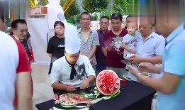 小伙见到吃瓜群众,现场热闹非凡