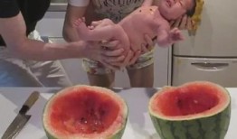 男子雨中吃瓜图片