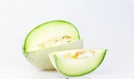 江西女子吃哈密瓜,美味又营养！