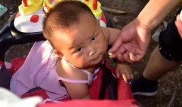 抱着小孩子吃瓜,抱着宝宝共享瓜果乐趣