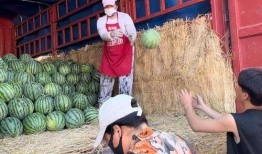 凉山人民吃瓜,瓜果飘香，共享丰收喜悦