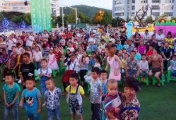 吃瓜群众排好队形,一场全民围观的热闹盛宴