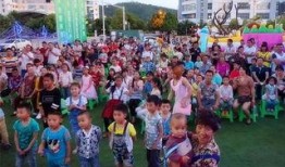 吃瓜群众排好队形,一场全民围观的热闹盛宴