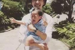 抱着小孩子吃瓜,抱着宝宝共享瓜果乐趣