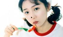 吃瓜小女孩图片,小女孩的甜蜜吃瓜日记