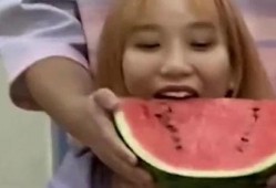 吃瓜网情侣,甜蜜互动，揭秘明星爱情故事