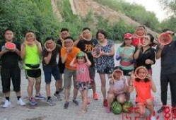 乌鲁木齐吃瓜图片