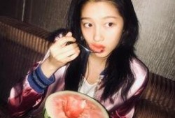 吃瓜情侣写真图片,吃瓜情侣写真，甜蜜互动尽展爱意