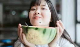 吃瓜情侣写真图片,吃瓜情侣写真，甜蜜互动尽展爱意